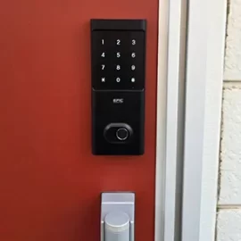 電子錠に取り替えた後の玄関ドア