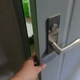 サムターン回しにて解錠した玄関ドア