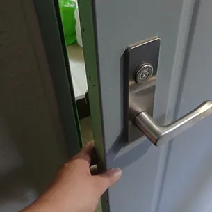 サムターン回しにて解錠した玄関ドア