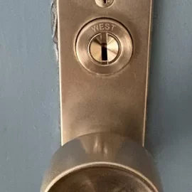 動作不良が生じている玄関の鍵をWEST 916PMに交換｜兵庫県宝塚市長谷