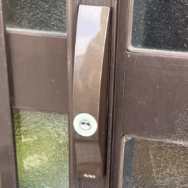 玄関引き戸の鍵が施錠解錠できないためディンプルキーに交換｜兵庫県宝塚市光明町