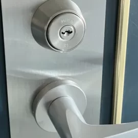 玄関のカードキー錠が反応しないため物理キーに交換｜兵庫県宝塚市梅野町