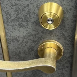 玄関の経年劣化したシリンダーをMIWA PRシリンダーに交換｜兵庫県宝塚市安倉南