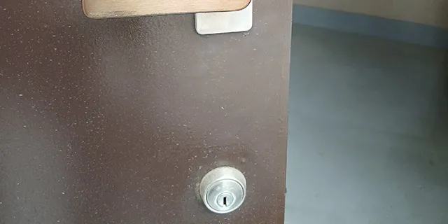 動作不良を起こした玄関ドアの補助錠