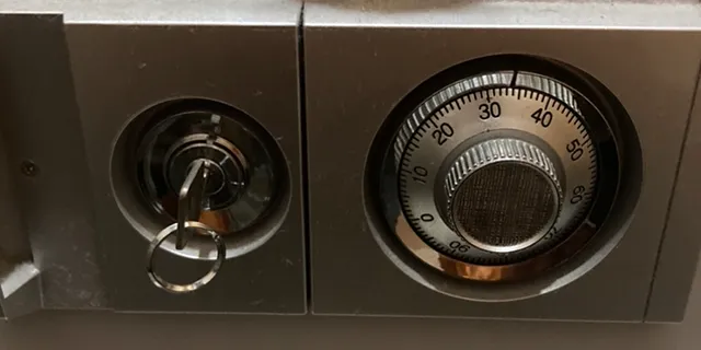 開かなくなったダイヤル式金庫の解錠