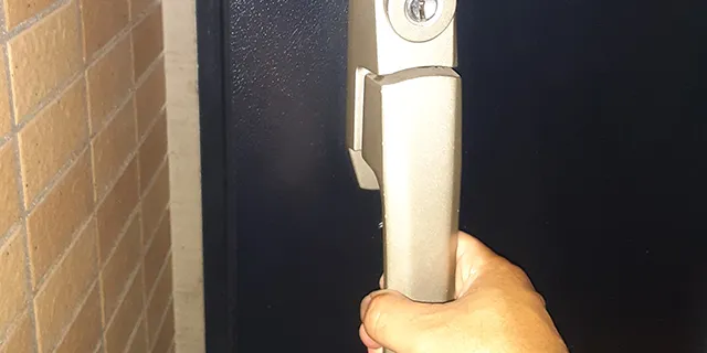 鍵を破壊せずに玄関ドアを解錠
