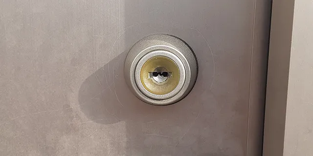 玄関の鍵を分解洗浄と注油して修理
