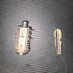 鍵穴に詰まった鍵の先端を除去