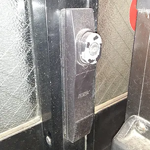 不具合を起こした引き戸の召し合わせ錠
