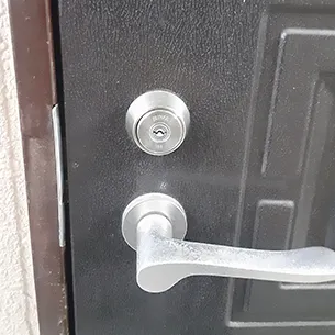 鍵を忘れて開けられない玄関ドア