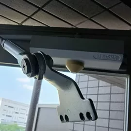 ネジが外れたドアクローザー