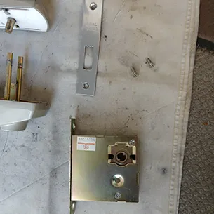 プッシュプル錠の分解洗浄作業