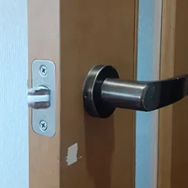 不具合を解消したリビング扉