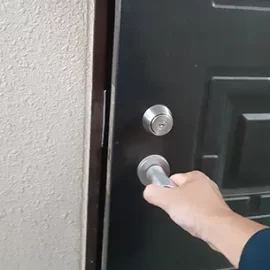 解錠した玄関ドア