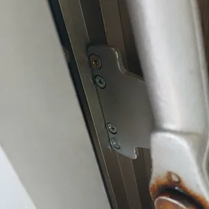 ネジ穴を加工してドアクローザーを修理
