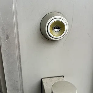 シリンダー交換前の玄関ドア