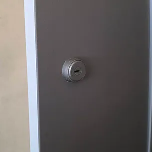鍵交換前の玄関ドア