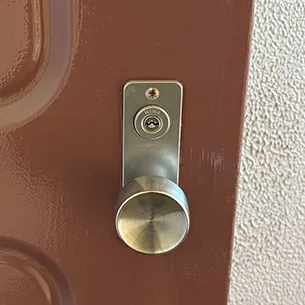 U9シリンダーが付いた状態の玄関ドア