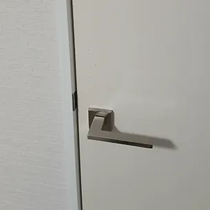 鍵を取り付ける前の室内扉