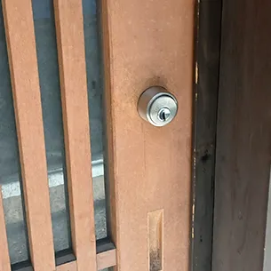 シリンダーが付いている玄関引き戸