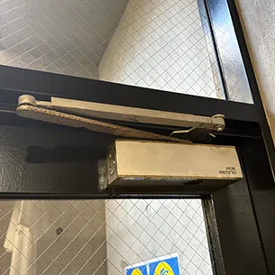古くなったドアクローザー