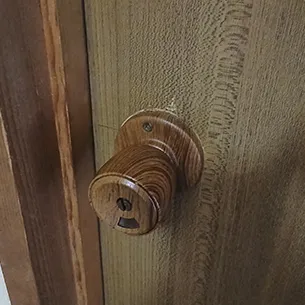 交換前の故障したトイレのドアノブ