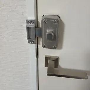 MIWA社の錠前を取り付けた室内扉