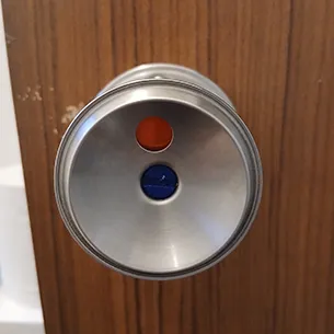 ドアノブを取り付け直したトイレのドア