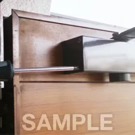 閉まる勢いが強いオフィスのドアクローザーを調整｜神奈川県横浜市栄区