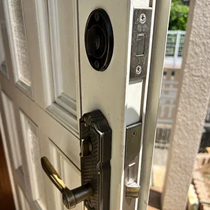 サムターン採用の玄関ドア