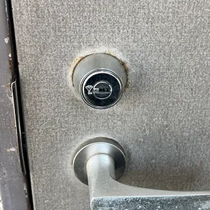 MUL-T-LOCKが付いた玄関ドア