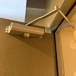故障した玄関のドアクローザー