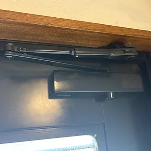 不具合を起こしたドアクローザー