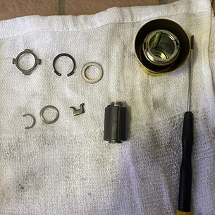 玄関の鍵修理作業