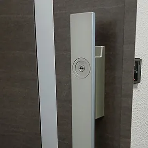 前の住人が使っていた鍵がついたままの玄関ドア