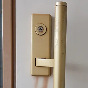 取り替える前の玄関のU9シリンダー