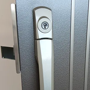 鍵交換前の玄関ドア