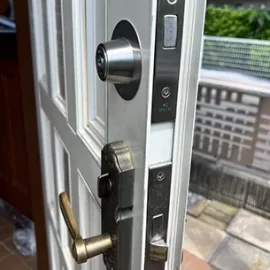 両面シリンダーを採用した玄関ドア