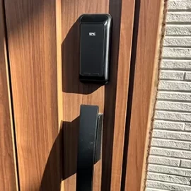 鍵を電子錠に替えた玄関ドア