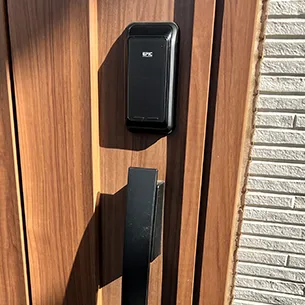 鍵を電子錠に替えた玄関ドア