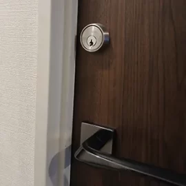 面付錠を取り付けた室内扉