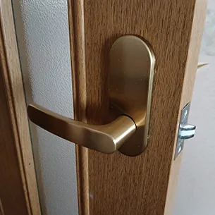 新しいレバーハンドルを取り付けた室内ドア
