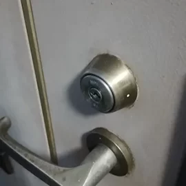 玄関鍵を抜き取った後