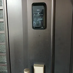 玄関ドアに電子錠を設置