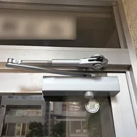 新しいドアクローザーを取り付け
