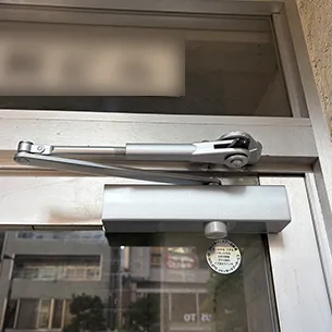 新しいドアクローザーを取り付け