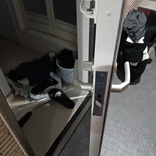 サムターン回しで解錠した玄関の鍵