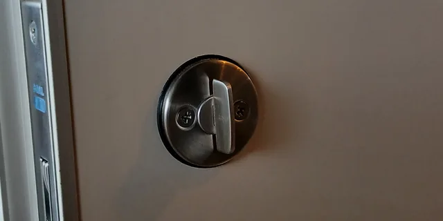 解錠後に開けた玄関ドアの内側のサムターン