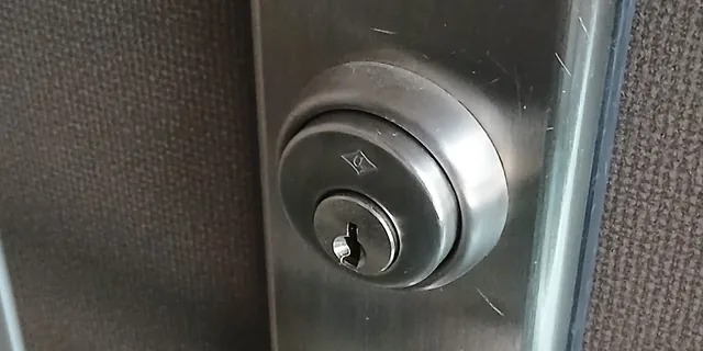 修理後の玄関ドアの鍵穴とレバー