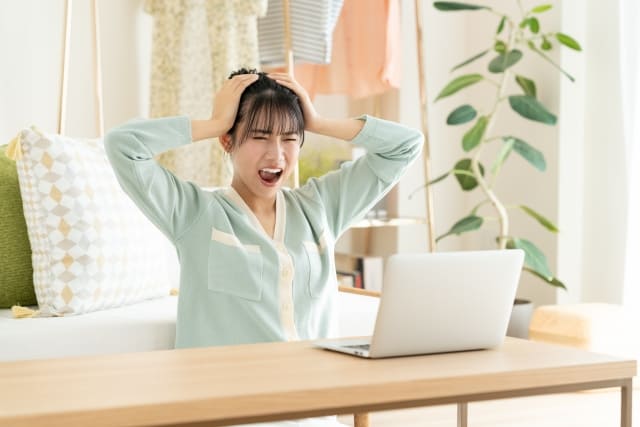 パソコンの画面が急に真っ暗になる原因は？自分でできる対処法を解説！